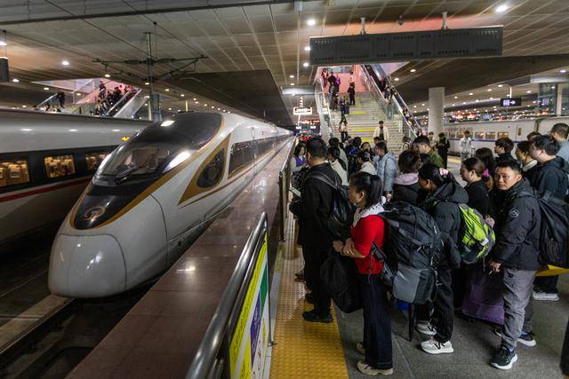 意：深圳北站594列夜间高铁点亮春节归途麻将胡了2试玩网站图集｜深夜候车室里的暖(图2)