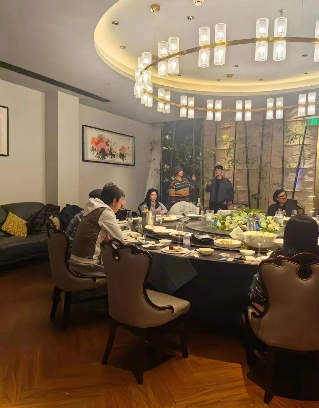 会尽显憔悴69岁赵宝刚满头白发罕见亮相PG麻将胡了试玩38岁江疏影素颜参加聚(图3)