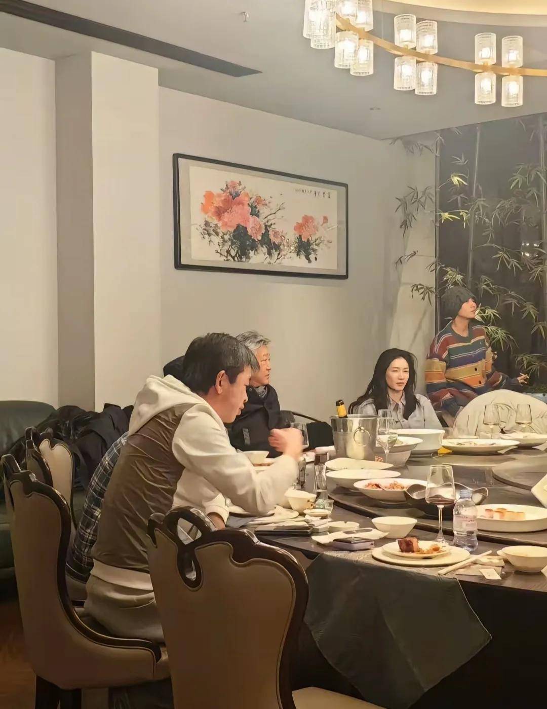 会尽显憔悴69岁赵宝刚满头白发罕见亮相PG麻将胡了试玩38岁江疏影素颜参加聚(图5)